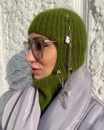 Балаклаву теперь модно украшать аксессуарами | Источник: ru.pinterest.com