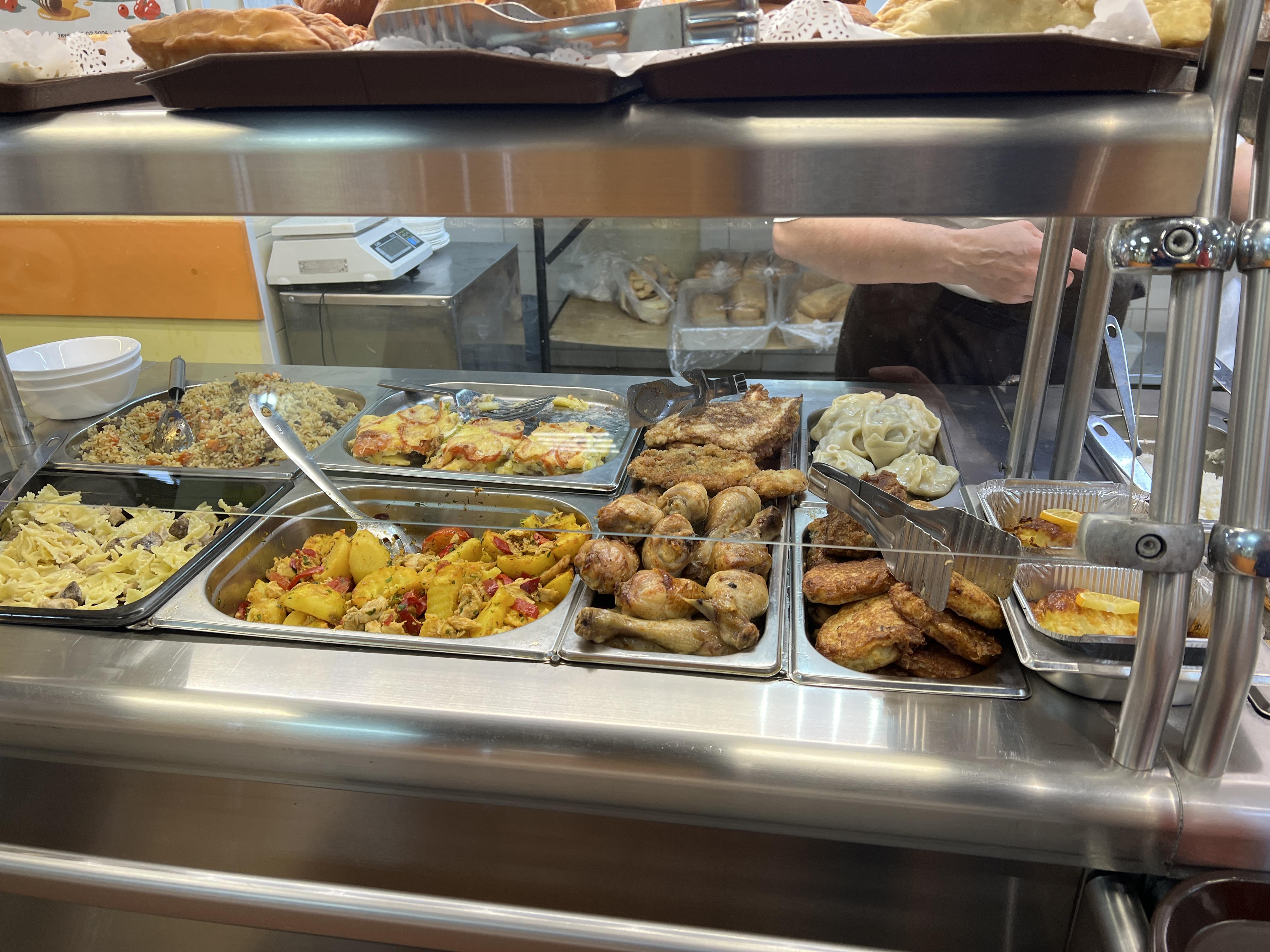 Бешбармак ешь, учпочмаки жуй: где вкуснее и дешевле поесть — в столовых Уфы или Казани?