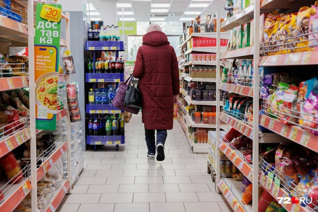 Среди покупателей в утренние часы в магазине большинство пенсионеры  | Источник: Ирина Шарова / 72.RU