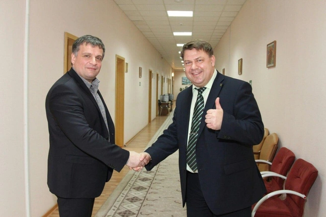 Роман Антоненко в центре кадра жмет руку одному из депутатов думы Пыть-Яха | Источник: Роман Антоненко / Vk.com