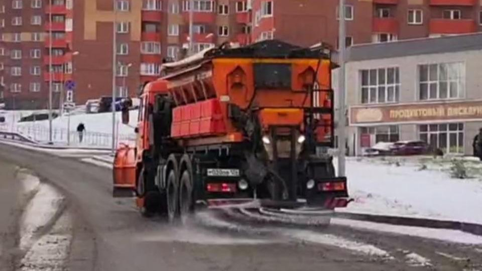 В Красноярске на дороги вышла снегоуборочная техника