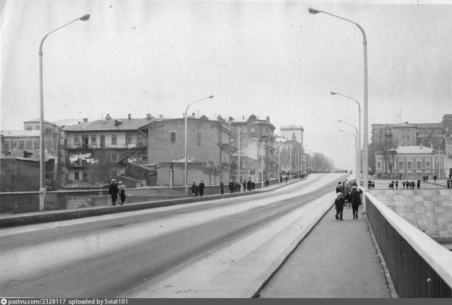 Один из выходных дней, ростовчане прогуливаются по мосту. 1970–1974 годы | Источник: личный архив Стрельникова Валерия Ивановича / pastvu.com