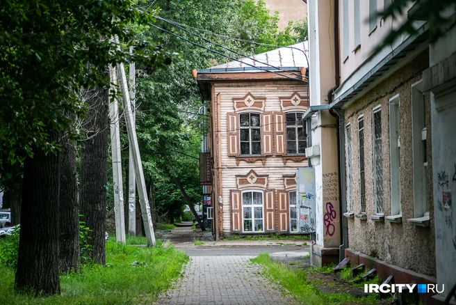 Даже старенькие домики после элементарной покраски фасада становятся нарядными, почти пряничными | Источник: Ксения Филимонова / «ИрСити»