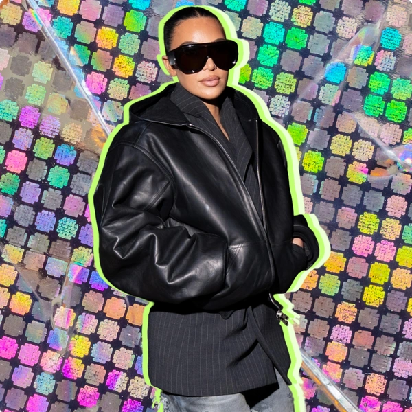 Короткая куртка и длинный жакет: новый прием многослойности на зиму 2025/26 от Ким Кардашьян | Источник: theGirl