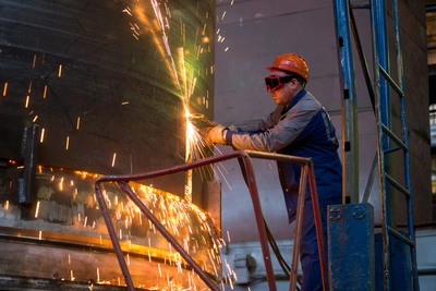 Дефицитные профессии Тюмени: кому платят до 120 тысяч