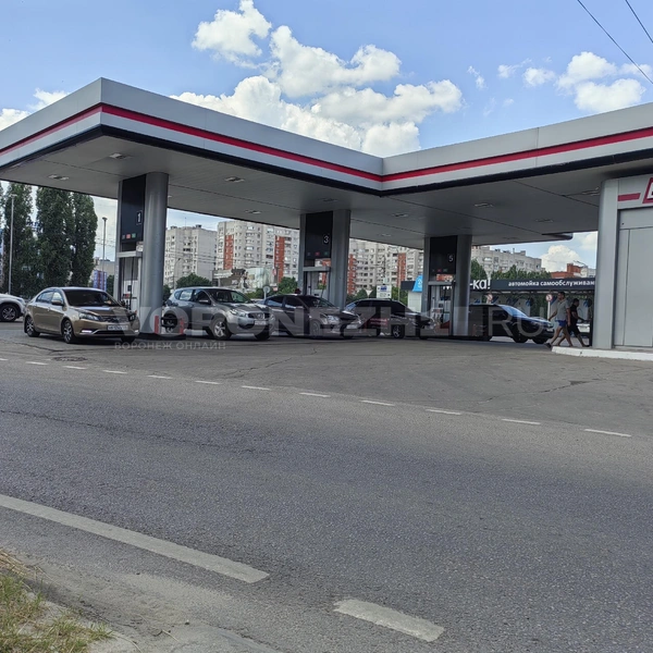 На других АЗС ситуация совершенно иная: как в городе… | Источник: Андрей Пашинский / Voronezh1.ru