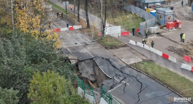 Большой фоторепортаж «Фонтанки» с места провала грунта на Харченко | Источник: Михаил Огнев / «Фонтанка.ру»