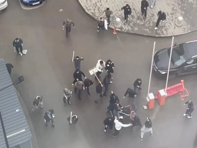 Толпа мигрантов устроила массовую драку во дворах ЖК «Прокшино» | Источник: ЖК Прокшино | Новости / Telegram