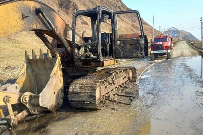 Экскаватор загорелся на трассе в Невельском районе