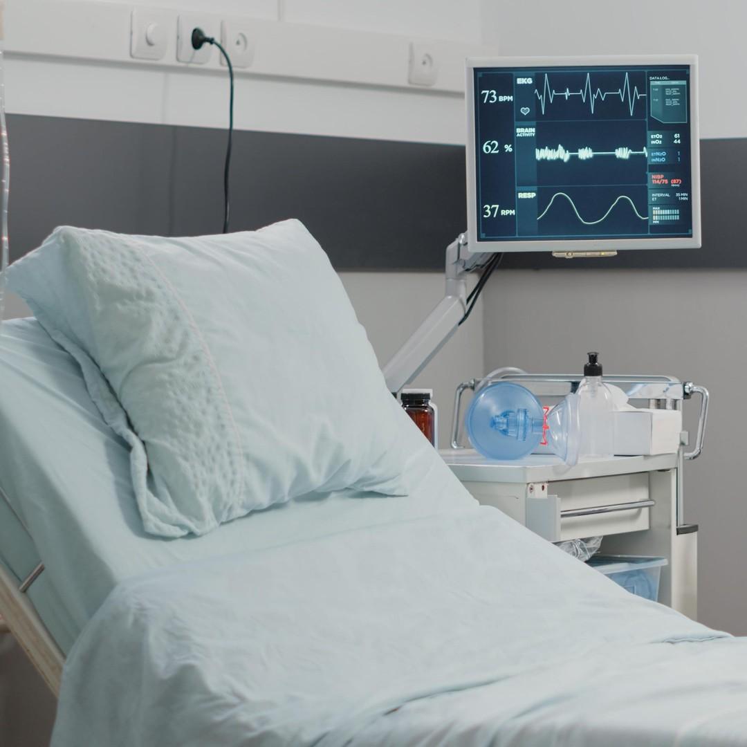 «Проткнуто легкое. Она на ИВЛ»: в каком состоянии учительница из Петербурга, на которую напал с ножом 15-летний школьник