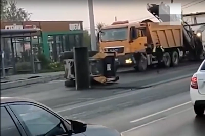 На Шершневском кольце опрокинулся экскаватор