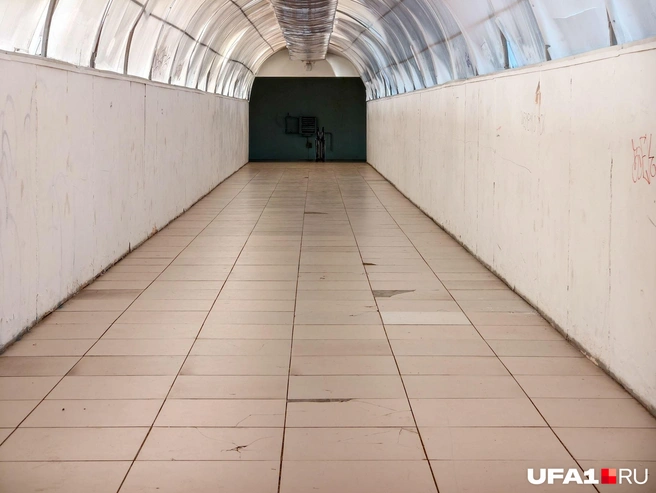 Плитка в трещинах и выбоинах | Источник: Булат Салихов / UFA1.RU