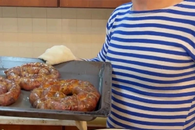 Как приготовить сочную колбасу дома