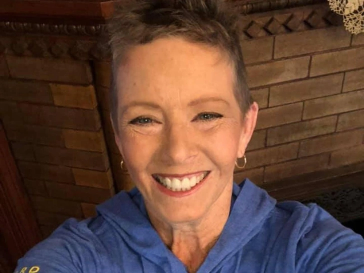 Рука раздулась и почернела: женщина показала жуткие последствия пореза обычным картоном | Источник: соцсети