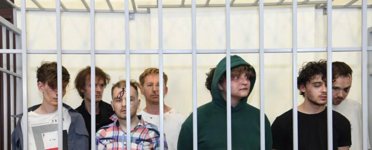 Лица в крови и синяках: что известно о россиянах, которых задержали в Азербайджане
