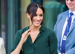 Этой осенью носим кожаную юбку — на примере Меган Маркл