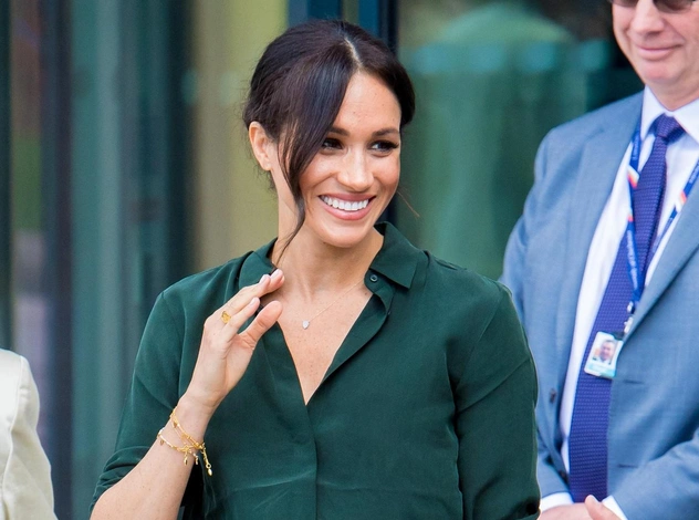 Этой осенью носим кожаную юбку — на примере Меган Маркл