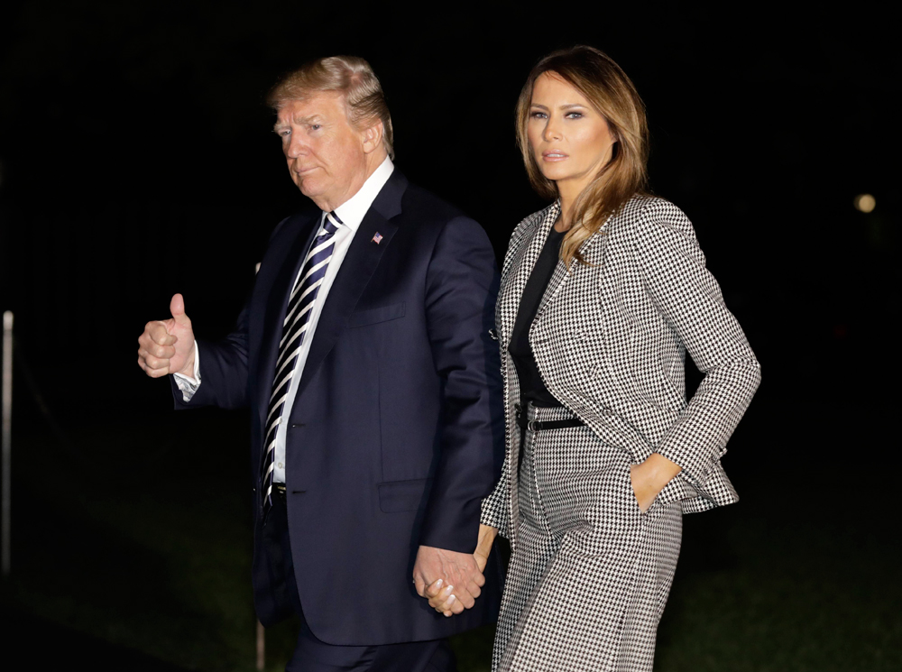 Дональд и Мелания Трамп встречают троих граждан США, заключенных (и освобожденных) в Северной Корее, 10 мая 2018 года. Это был последний публичный выход Мелании, прежде чем она пропала на 24 дня | marieclaire.ru