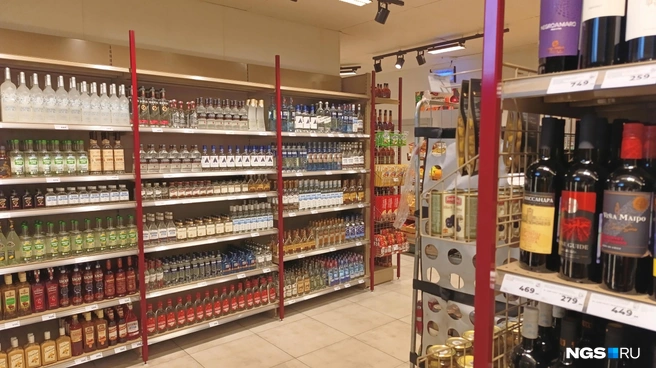 Целый зал почти полностью отведен под алкоголь  | Источник: Стас Соколов / NGS.RU