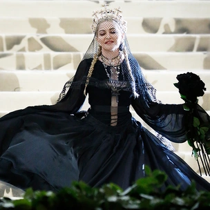 Мадонна затмила Божественный свет на Met Gala 2018