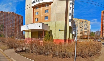 У входа в шестое общежитие висит логотип «Вышки» | Источник: «Яндекс Карты»