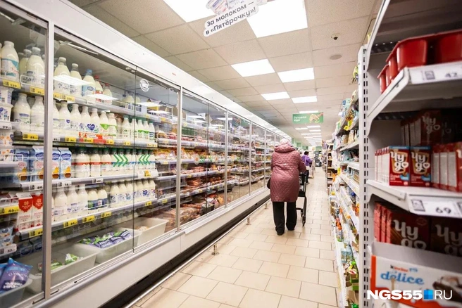Чаще всего пенсионеры закупаются в молочном и хлебном отделе | Источник: Кирилл Башинский / NGS55.RU
