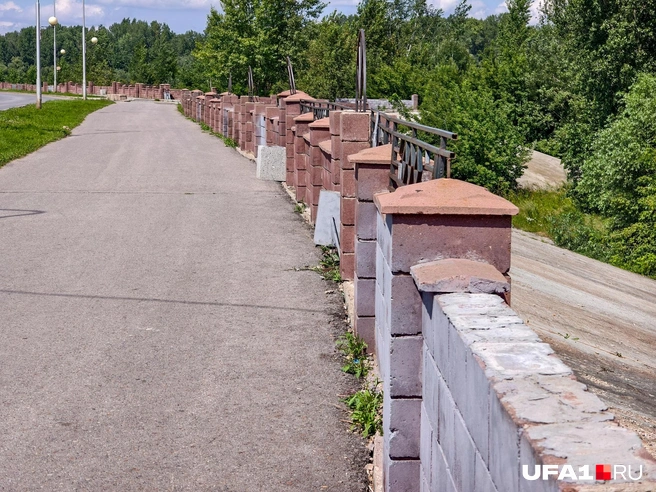 Заборы из бетона местами осыпаются | Источник: Булат Салихов / UFA1.RU