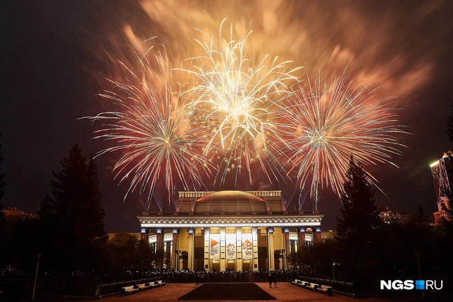 Празднование 80-й годовщины Победы завершилось фейерверком | Источник: Александр Ощепков/NGS.RU