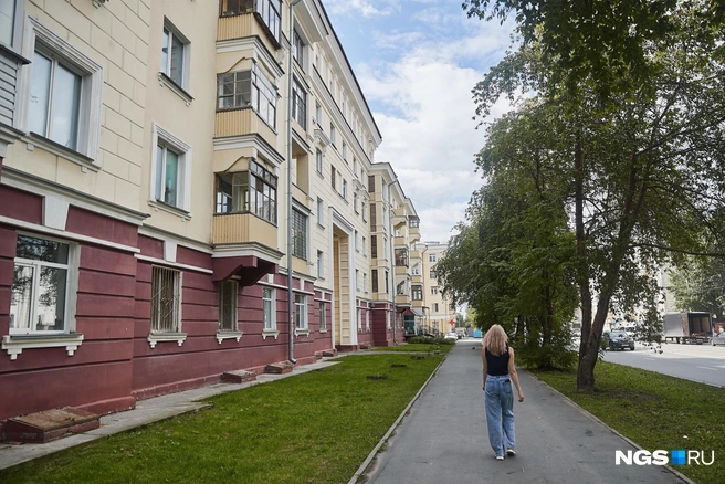 На многих улицах Дзержинского и Калининского района без мобильной связи действительно ощущаешь себя в информационном вакууме | Источник: Александр Ощепков / NGS.RU