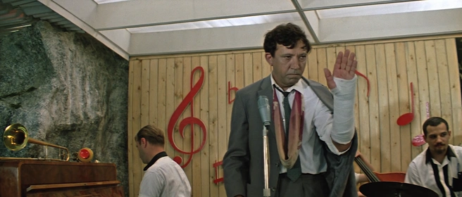 Семен Семеныч показывает максимальное количество баллов, которые вы сможете набрать в этом тесте | Источник: Кадр из фильма «Бриллиантовая рука» (18+), реж. Леонид Гайдай, киностудия «Мосфильм», 1969 год