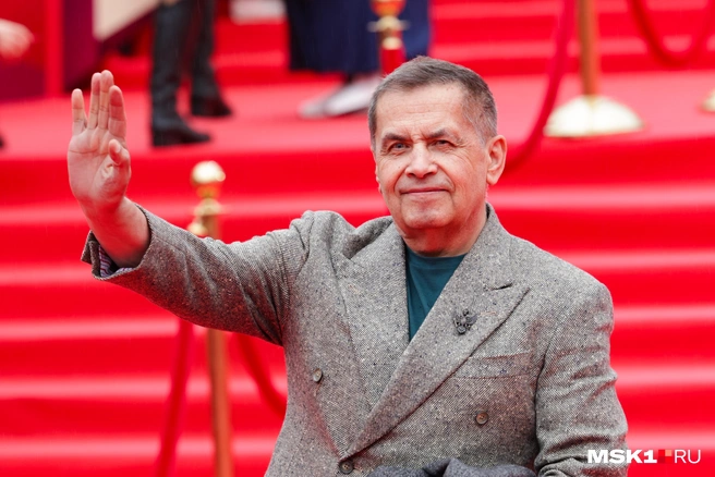 На красной дорожке Николай Расторгуев пока появляется один, но уже скоро всё может измениться | Источник: Татьяна Спиридонова / MSK1.RU