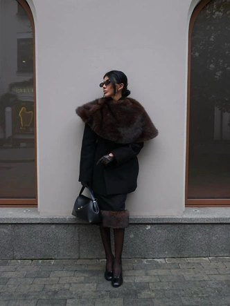 Этой зимой мы носим укороченные кейпы со всем: на платьях, пальто и даже на голое тело Этой зимой мы носим укороченные кейпы со всем: на платьях, пальто и даже на голое тело