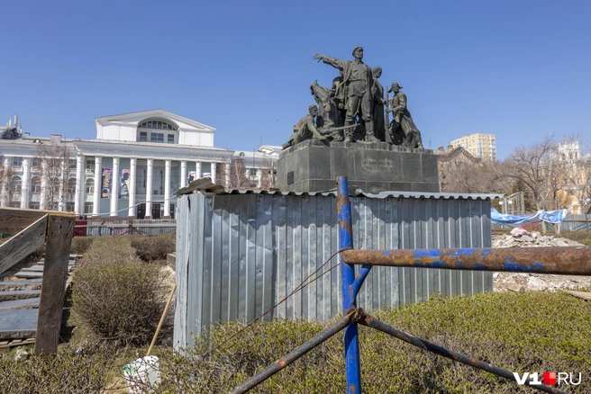 Забор вносит некий диссонанс в вид площади Металлургов | Источник: Константин Завриков / V1.RU