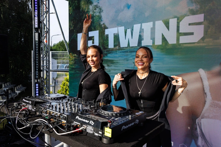 DJ TWINS
