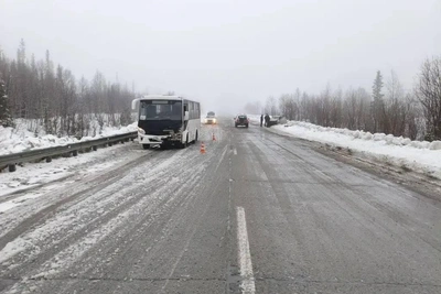 Столкновение Hyundai и автобуса в Заполярье: водитель в больнице
