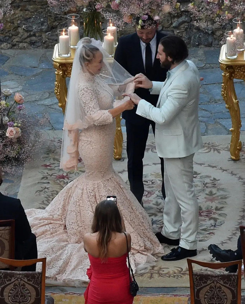 Певица Сиа тайно вышла замуж в Портофино: розовое платье и много-много роз