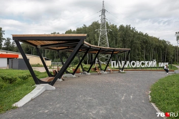 В парке можно спокойно отдохнуть на лавочке | Источник: Александр Куренной / 76.RU