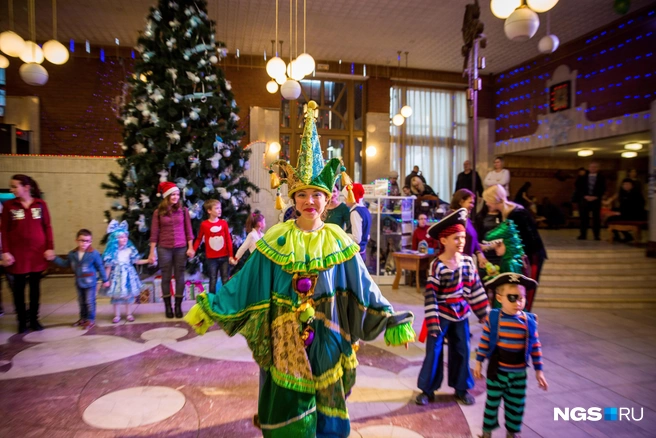 Перед представлением детей будут развлекать&nbsp;— не пропустите эту часть, приходите заранее | Источник: Александр Ощепков / NGS.RU