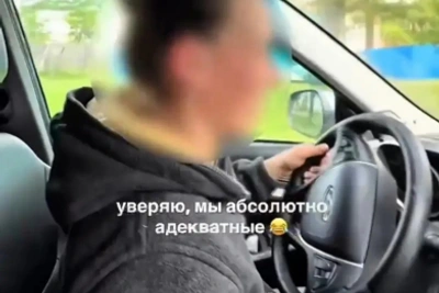 В Чувашии водительницу оштрафовали за перевозку на капоте