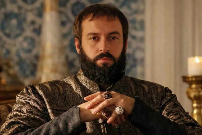 Попасть на территорию дворца, в котором в сериале обитал Ибрахим-паша, сейчас почти нереально | Источник: кадр из сериала «Великолепный век» (16+), реж. Дурул и Ямур Тайлан, Tims&B Productions, 2011–2014 годы