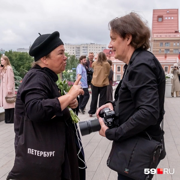 В общение вовлекли даже фотографа Андрея Чунтомова | Источник: Василина Любимова / 59.RU