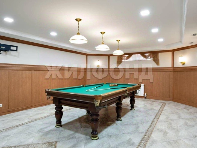 Цокольный этаж занимает ванная комната, прачечная, бильярдная и домашний кинозал.