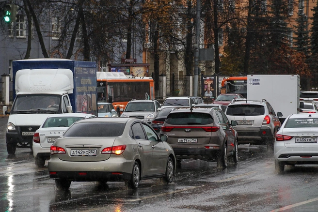 Пробки собрались на въезде в город перед рабочей неделей | Источник: Наталья Бурухина / NN.RU