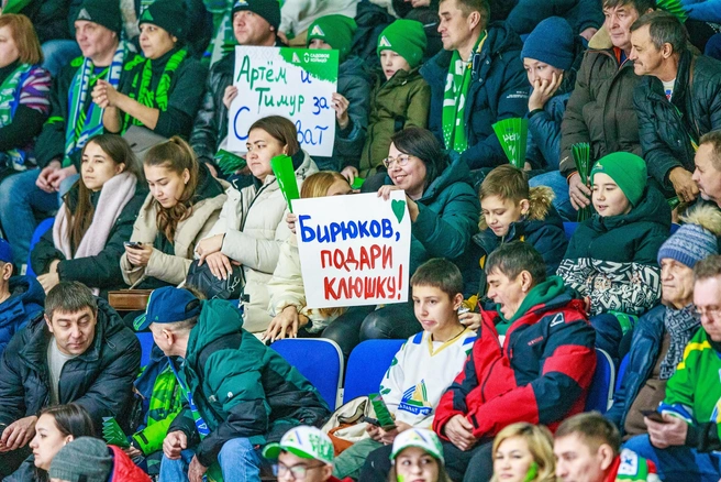 Кто-то наглеет и просит целую клюшку | Источник: ХК «Салават Юлаев»