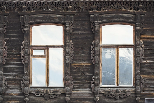 Граненые стойки в виде набранных бусин заканчиваются гирьками | Источник: Брусника