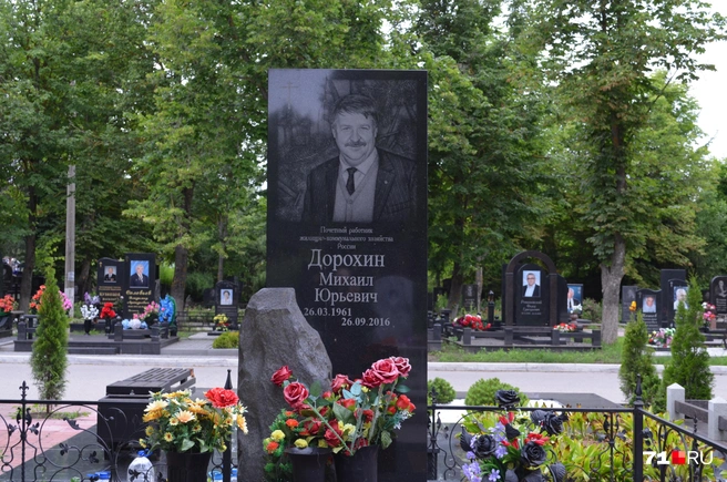 Цветы у надгробия Дорохова достаточно свежие | Источник: Максим Улитов / 71.RU