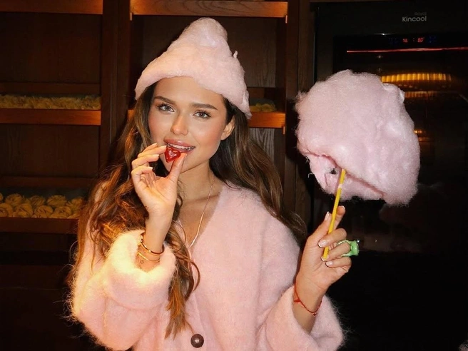 Когда стандарты заданы 60-летним браком бабушки и дедушки, «просто романчики» уже не интересуют | Источник: steshamalikova / Instagram (экстремистская организация, деятельность запрещена на территории РФ)