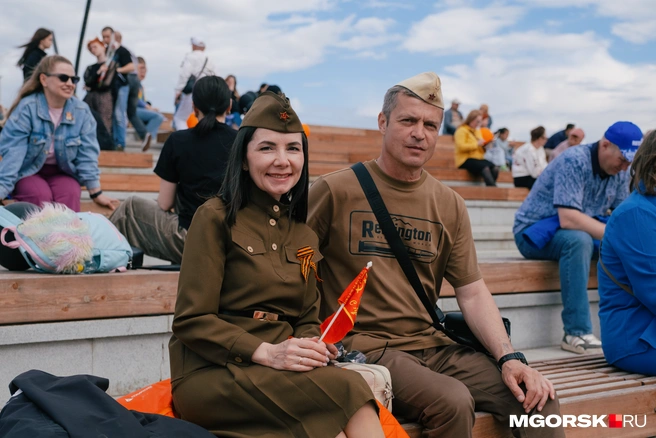 В парке можно было встретить немало гостей, выбравших патриотичные образы | Источник: Даниил Пономаренко / MGORSK.RU