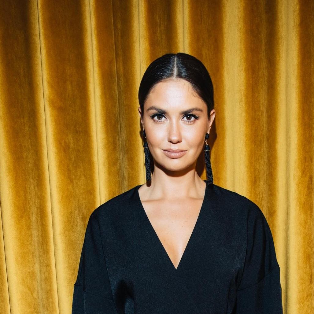 Посиделки во дворе, баскетбольный матч: беременная Агата Муцениеце проводит уютные выходные с дочерью и сыном