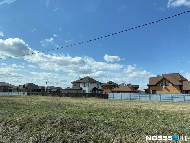Поселок закрытый, и заборы там повсюду | Источник: Тамара Башаева / NGS55.RU